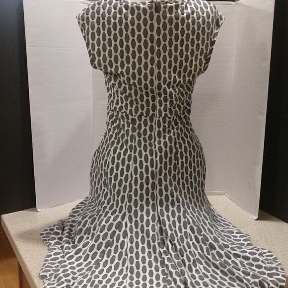 Taylor Swing skirted Dress Gray and Ivory Size 4.  V Neck Sleeveless - Picture 2 of 8